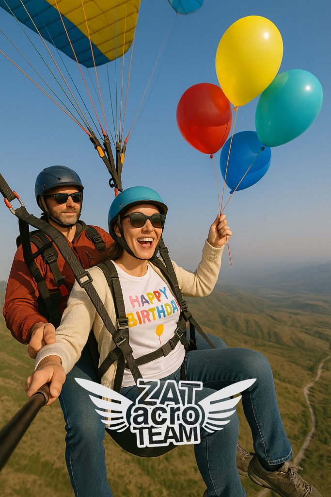 نمایی از پرواز تفریحی با پاراگلایدر دونفره در آسمان، همراه با خلبان حرفه‌ای و جشن تولد هیجان‌انگیز با بادکنک در هوا