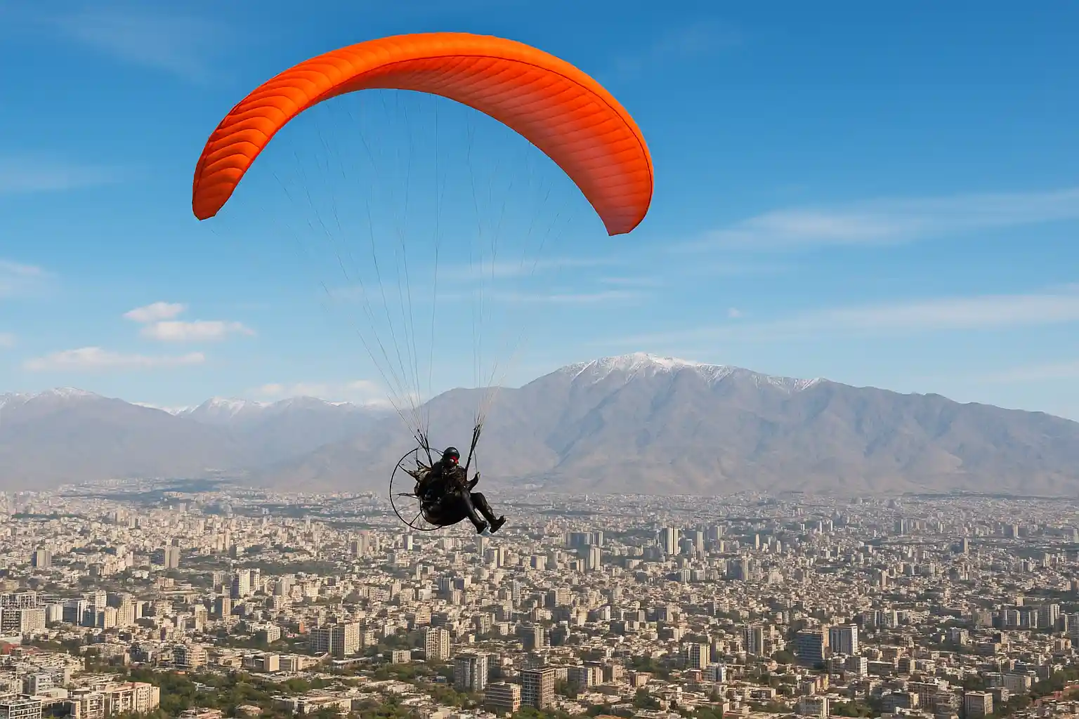 آموزش پاراموتور در ایران | راهنمای کامل پرواز با پاراگلایدر موتوردار 1 خلبان پاراموتور در آسمان تهران در حال پرواز آزاد با بال پاراگلایدر موتوردار