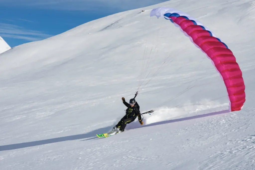 تجربه هیجان اسپید‌رایدینگ روی دامنه‌های برفی