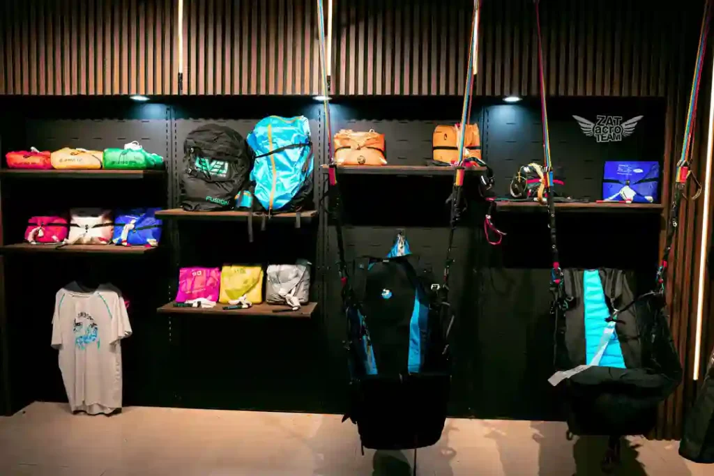 آکادمی آموزش پاراگلایدر تهران 21 تجهیزات پاراگلایدر شامل چتر، هارنس، کلاه ایمنی، و سایر وسایل ضروری پرواز