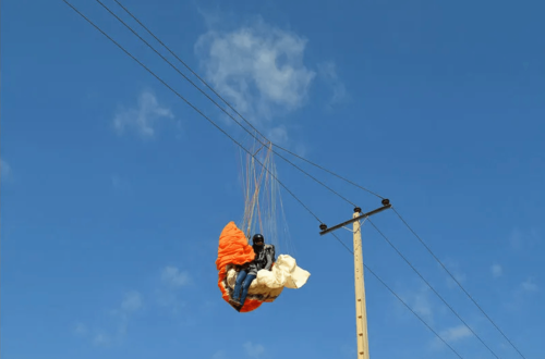 عکس برخورد پاراگلایدر با سیم برق