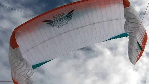 نمایی از اجرای تکنیک Big Ears در پرواز با پاراگلایدر برای کاهش ارتفاع – نوک‌های بال جمع شده و خلبان در حال کنترل جهت با انتقال وزن است.