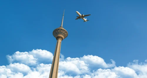 ترس از پرواز و ترس از ارتفاع دو فوبیای متفاوت‌اند؛ ترس از پرواز به نگرانی از سوار شدن هواپیما و شرایط پرواز برمی‌گردد، در حالی‌که ترس از ارتفاع به احساس ناامنی در بلندی‌ها مربوط می‌شود. شناخت تفاوت این دو می‌تواند به مدیریت بهتر اضطراب کمک کند.