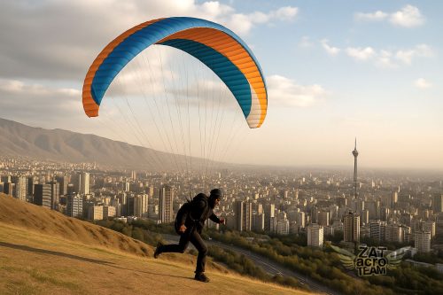 خلبان پاراگلایدر در حال دویدن برای تیک‌آف در دامنه‌ای مشرف به تهران، نشان‌دهنده اهمیت آمادگی بدنی در شروع پرواز